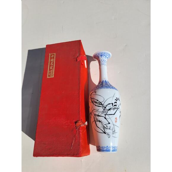 20th Century Eggshell Porcelain Vase Previously Owned by a Vanderbilt Family - Picture 1 of 5